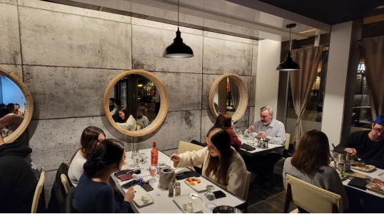 Fondue l'Excellent - apportez votre est spécialisé dans différents types de fondues, du traditionnel fromage suisse fondu à la fondue au vin, en passant par la fondue chinoise et la fondue au chocolat
